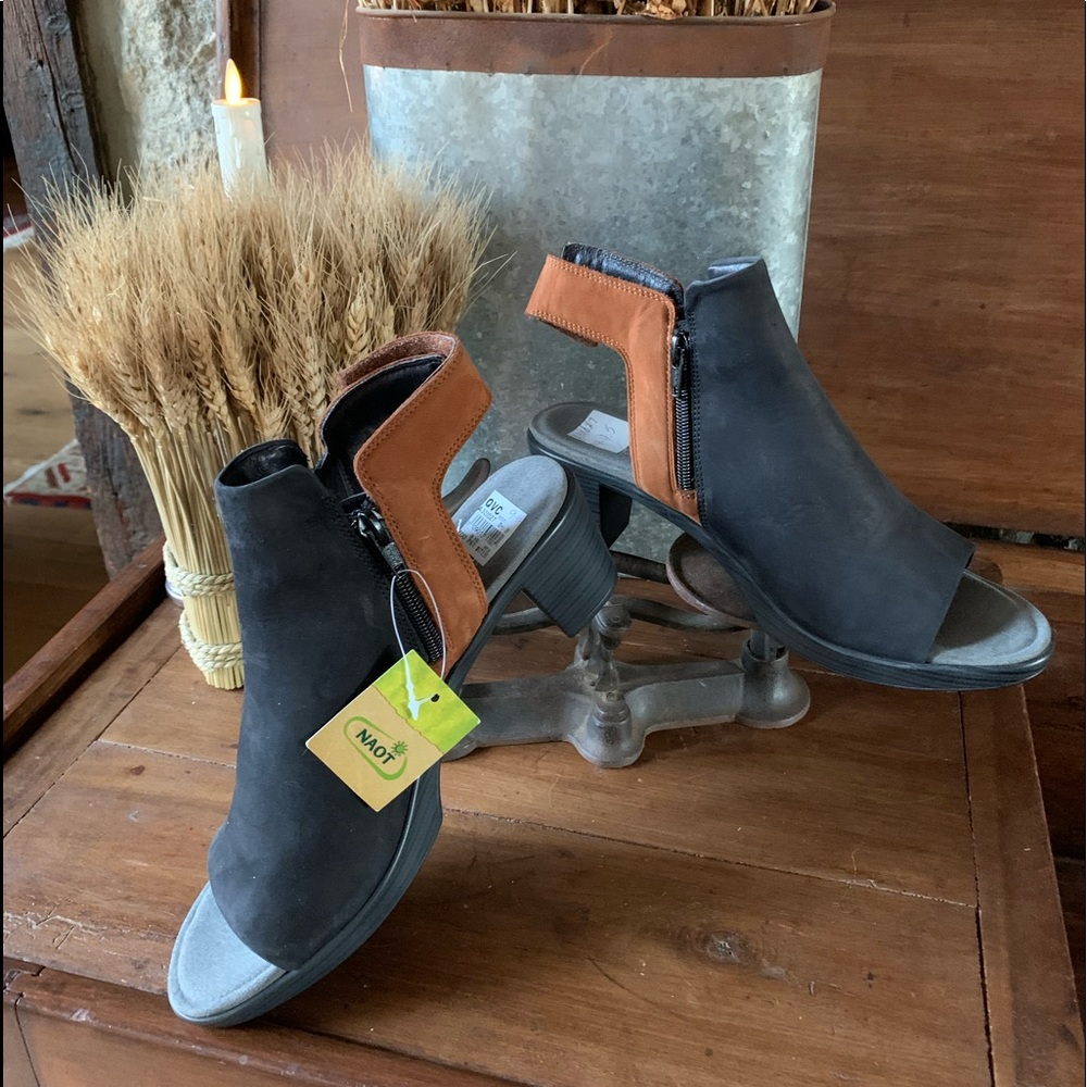 NAOT LEATHER COLOR-BLOCK SANDAL NEW